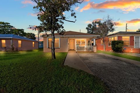 Photo of 2563 13th Avenue S, St Petersburg, FL 33712 (MLS # TB8447074)