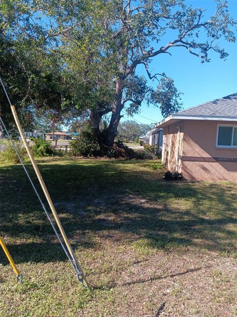 A home in PALMETTO