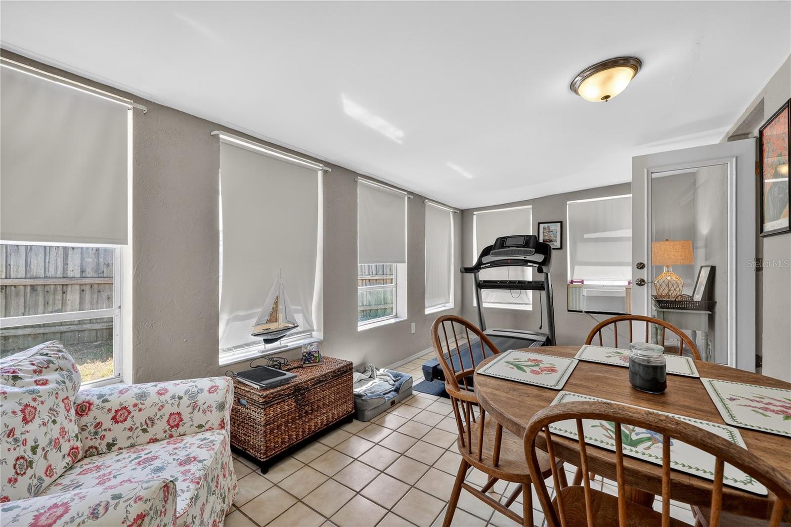 HOLIDAY PARK 2ND ADD - Residential