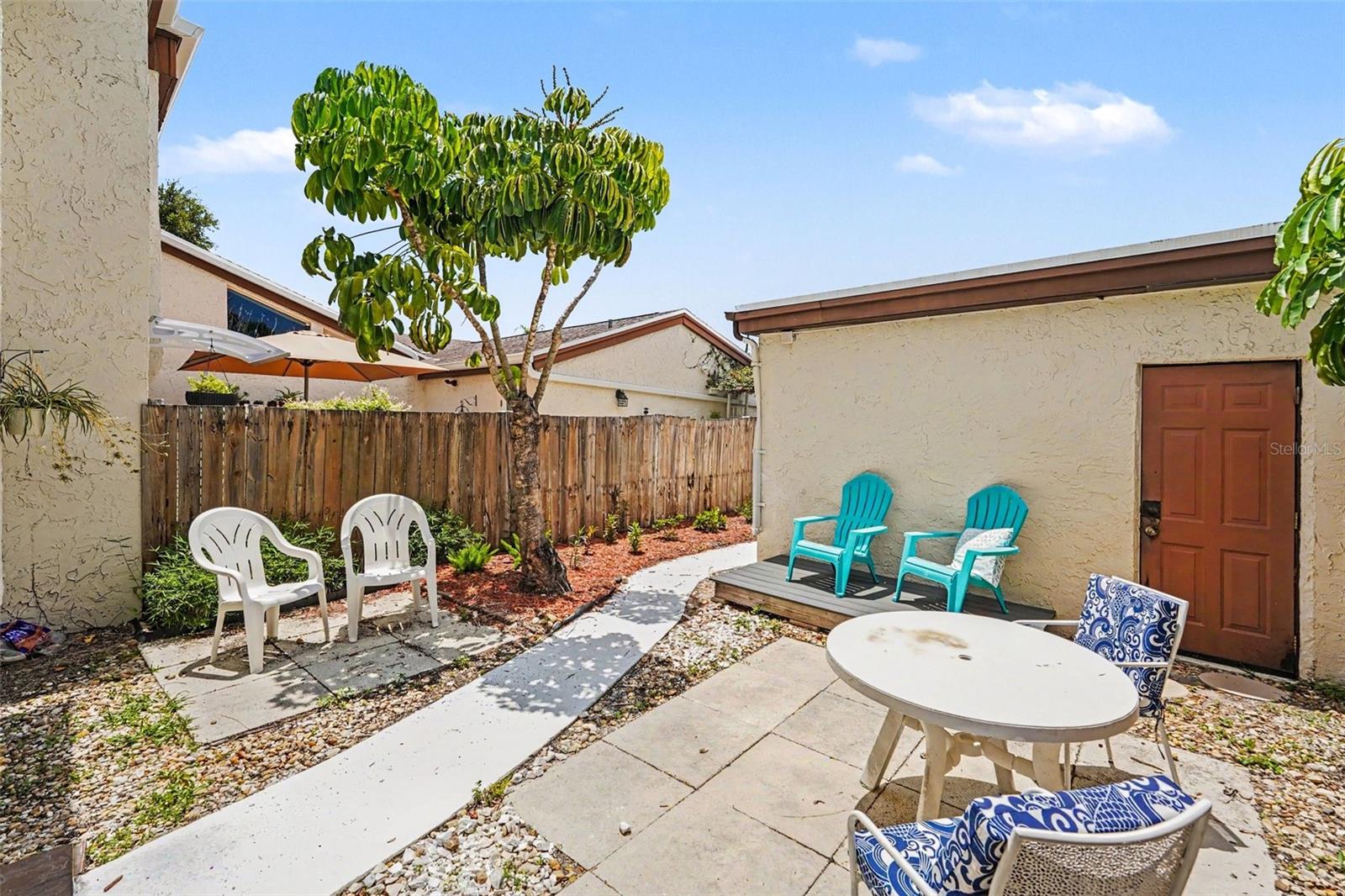 2095 SUNSET POINT ROAD 1904