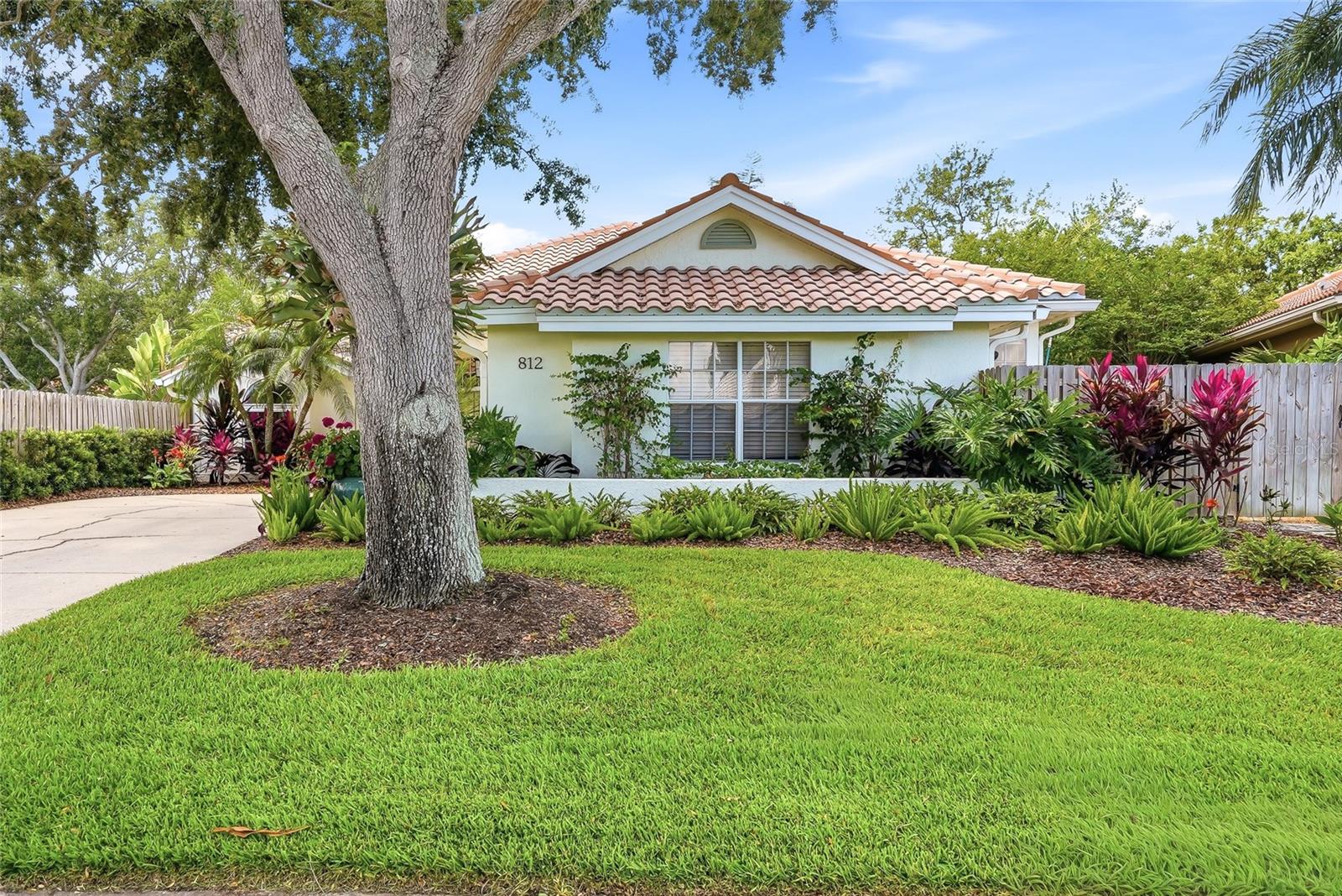 812 LIVE OAK TERRACE NE
