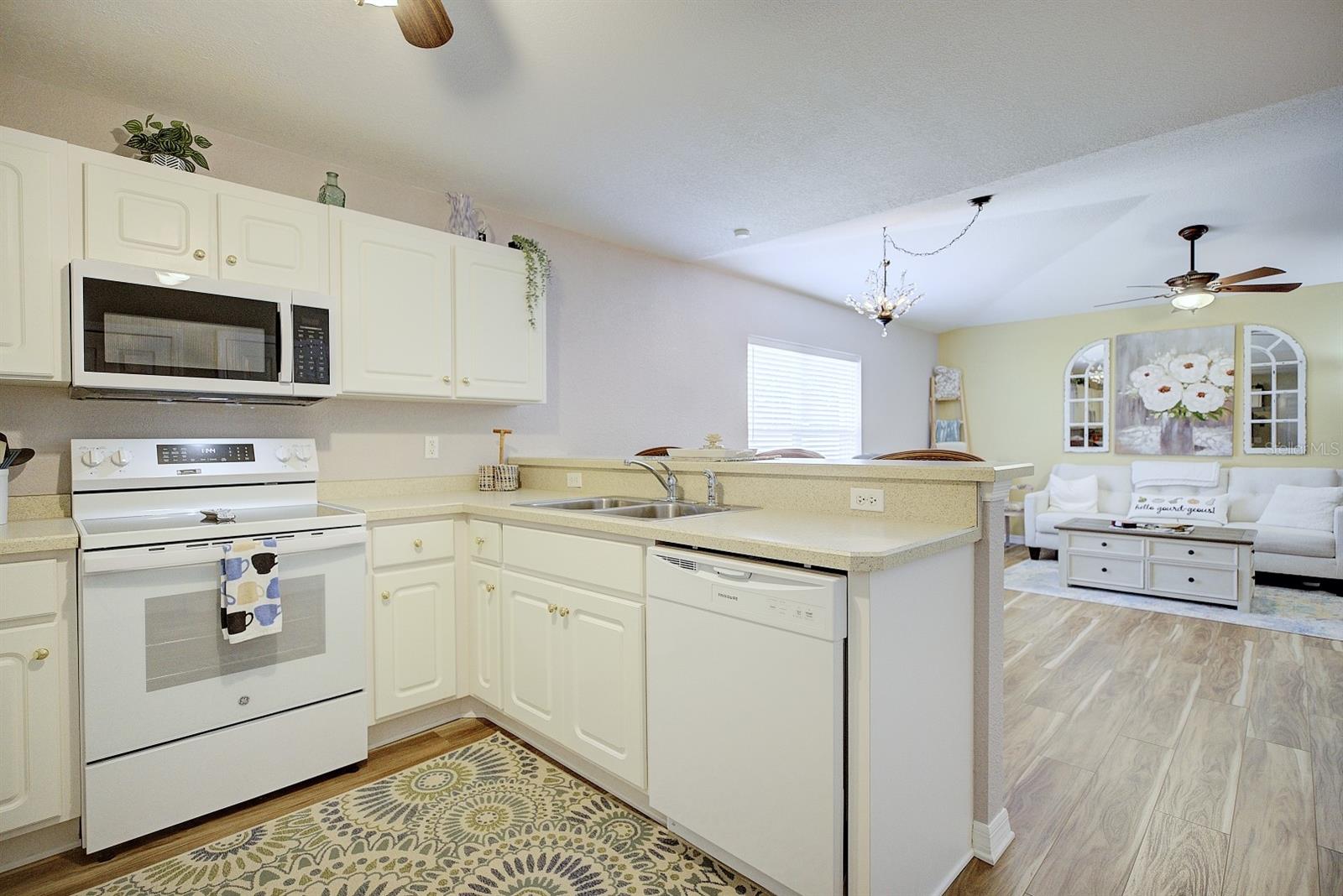 SUN N LAKES DUPLEXES UNIT 13 - Residential