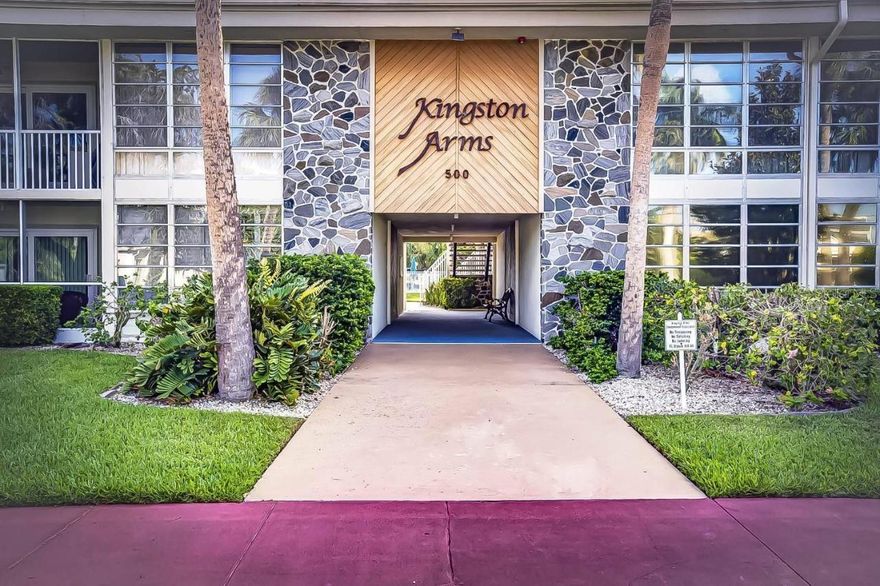 Walk to anything you need on St. Armand's Circle from the Kingston Arms Condo's. Spend time in paradise in this 1 bed, 1 full bath 2nd story unit. There is an elevator. The condo features a King-sized bed with views of the pool. Linens are provided along with a fully equipped kitchen,  internet service and all utilities. This is 1 block from morning coffee, ice cream or a 5 Star meal. Dining and shopping is abundant.  Whatever you're looking for, from casual to elegant, it can be found on the circle. Take a very short walk to the beach where many come for sunset every night. There is a free Trolley service that runs consistently from St. Armand's to downtown Sarasota.