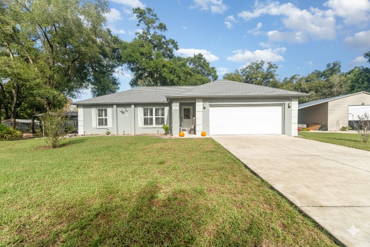 Welcome to 19063 Saint George Drive, Dunnellon, FL — a 2021-built home combining style, function, and space! This 3-bedroom, 2-bath residence sits on a 0.69-acre lot with premium upgrades throughout. The kitchen features granite countertops, upgraded cabinets, and an open layout that flows perfectly into the dining and living areas.
Enjoy tile flooring throughout, LeafFilter gutters for low-maintenance living, and a large fenced yard ideal for privacy or pets. The property also includes a spacious workshop that can fit a large RV, serve as a work or entertainment space, and comes equipped with EV/RV hookups.
Located just 0.8 miles from Blue Run of Dunnellon Park, you’ll be minutes from kayaking, nature trails, and the stunning Rainbow River — while still close to shopping, dining, and local conveniences.(Pet on premise Appointment only )
Move-in ready and built for comfort — this home truly has it all!