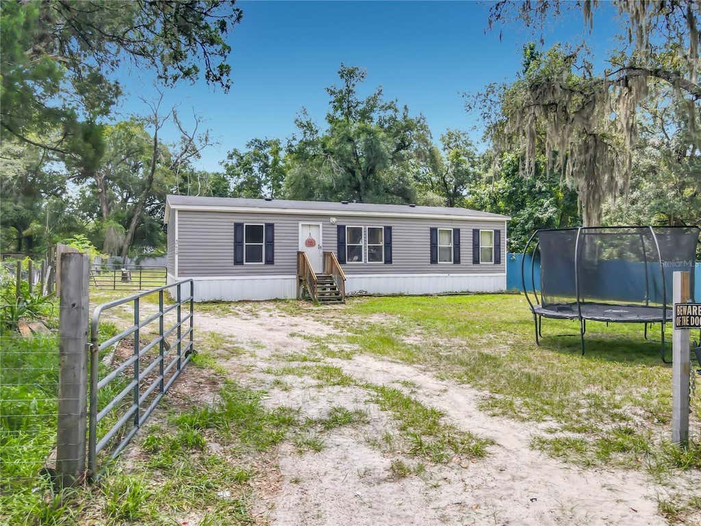 Photo of 40628 Palm Drive, Eustis, FL 32736 (MLS # G5115039)