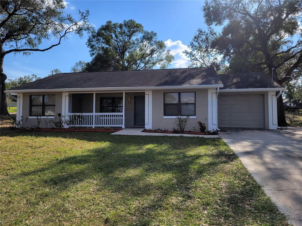 Photo of 372 E Beach Street, Groveland, FL 34736 (MLS # G5106963)