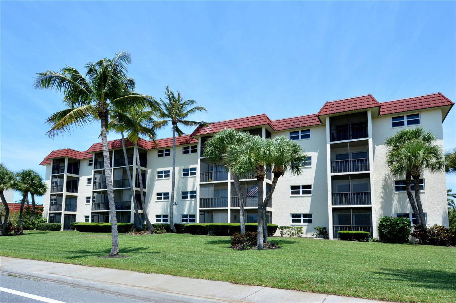 Siesta Key 2BR/1BA condo updated in 2021 with sweeping Gulf views from a private balcony. Bright, open living area flows to the outdoors. Prime island location close to dining and shops. A standout coastal retreat or investment. Come enjoy the Siesta Key lifestyle!