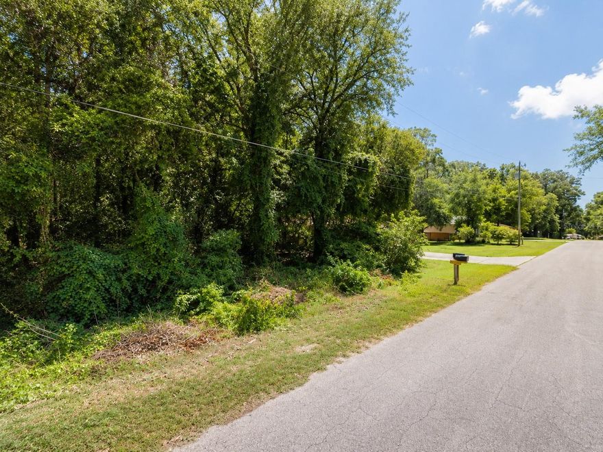 Residential Lot for Sale in Inverness, Florida
Excellent opportunity to build your future home in a quiet and peaceful residential area of Inverness, FL, located in Citrus County.
Price: 23.000
 Address: 6824 E Falcon Rest Ln, Inverness, FL 34452
Lot Size: approx. 10,018 sq ft / 0.23 acre
 Estimated Dimensions: approx. 87 ft x 115 ft
 Zoning: MDR — Medium Density Residential
Flood Zone: outside of a flood zone / lower-risk flood area
This lot is located in a calm residential neighborhood, surrounded by homes and natural Florida scenery. It is a great option for anyone looking to build a primary residence, a second home, or hold land as a long-term investment.
The location offers a peaceful lifestyle while still being close to everyday conveniences, local shopping, restaurants, medical services, parks, lakes, and outdoor recreation.
Quiet residential area
Approx. 0.23-acre lot
Estimated 87 ft x 115 ft dimensions
Outside of a flood zone
Great option to build a home
Close to parks, lakes, trails, shopping, and services
Good long-term investment opportunity in Citrus County
