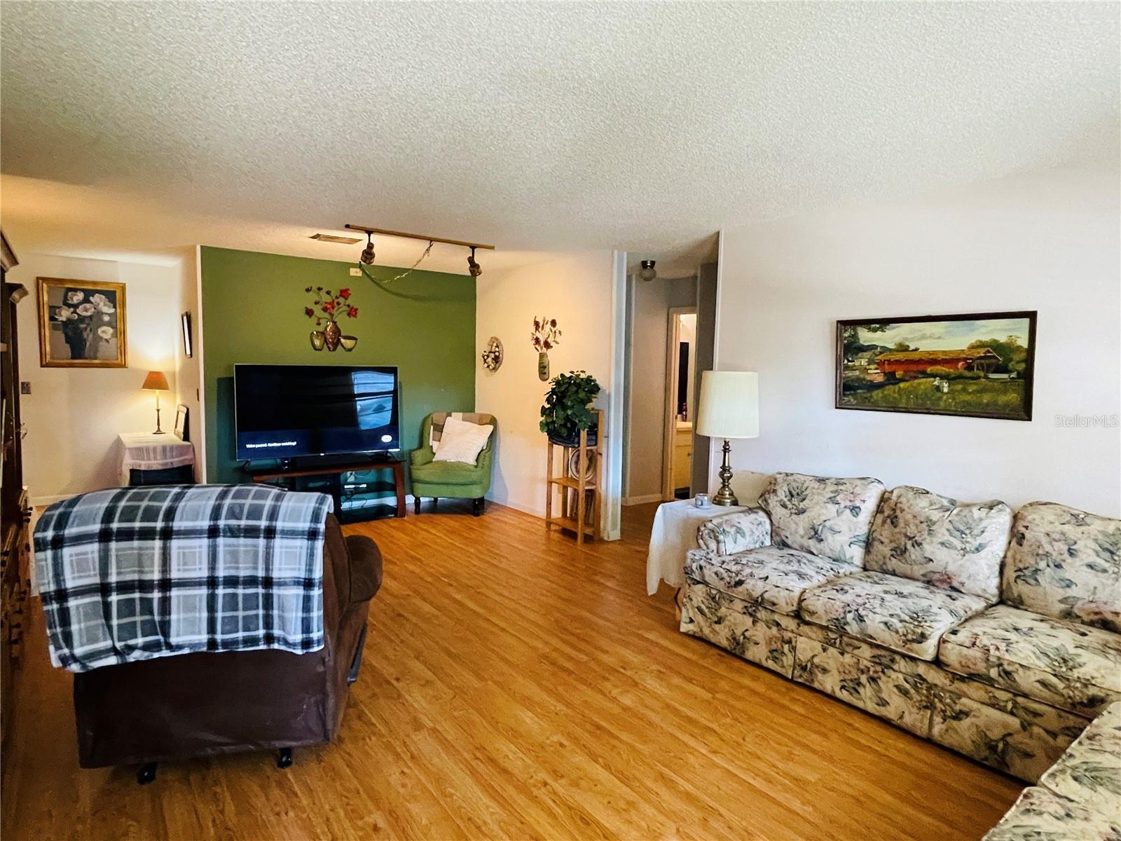 CIRCLE SQUARE WOODS - Residential