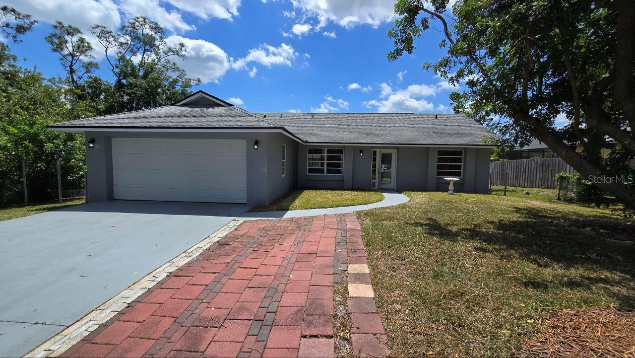 Beautiful Single Family house, with 3 bedrooms and 2 full bathrooms, open floor plan! New floors from 2024, AC from 2024, Roof has 6 years
and the house has been recently painted. Located in the heart of Palm Bay, only 8 minutes from the beaches. It is 5 minutes from I95, 3 minutes
from 192 which connects you with St Cloud and Lake Nona and surroundings, near by malls, shopping centers, restaurants. There is no HOA, no CDD!
Schedule your showing now !!
