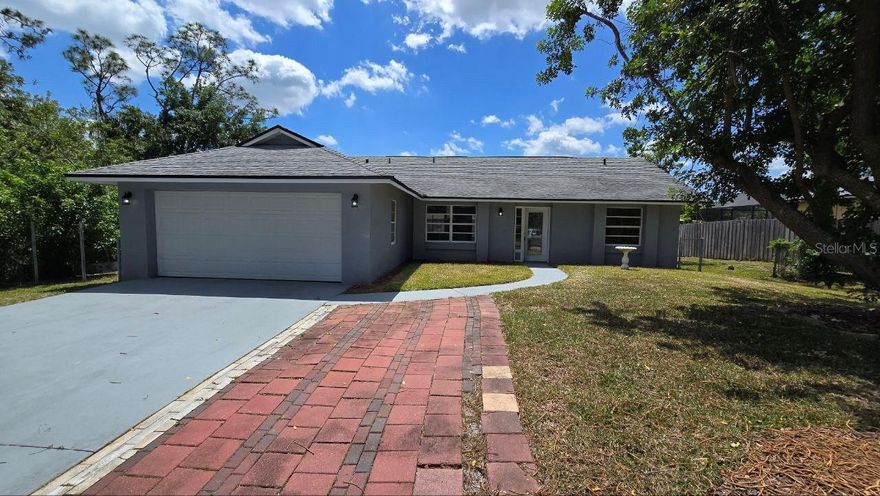 Beautiful Single Family house, with 3 bedrooms and 2 full bathrooms, open floor plan! New floors from 2024, AC from 2024, Roof has 6 years
and the house has been recently painted. Located in the heart of Palm Bay, only 8 minutes from the beaches. It is 5 minutes from I95, 3 minutes
from 192 which connects you with St Cloud and Lake Nona and surroundings, near by malls, shopping centers, restaurants. There is no HOA, no CDD! 
Schedule your showing now !!