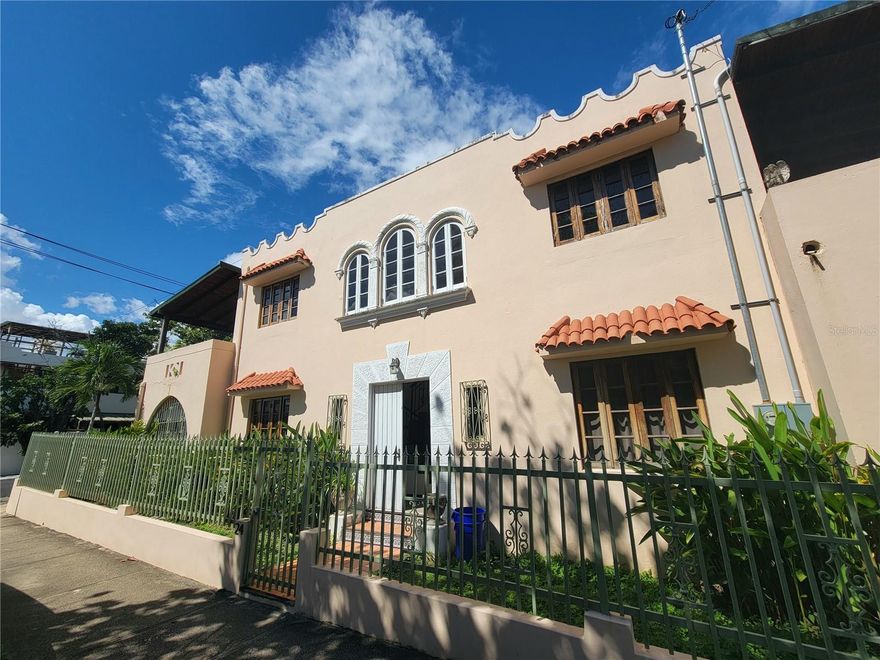 This 2,521 sq. ft. two-story multifamily property, set on a 402 sq. m. lot in the highly desirable Ocean Park neighborhood, offers exceptional potential. Comprising three apartments with a total of four bedrooms, it’s an ideal opportunity for investors or those seeking a flexible multi-generational living arrangement. The property includes two garages—an increasingly rare and valuable feature—as well as three independent water and electricity meters, one for each unit.

Just steps from the beach, this property provides access to a vibrant coastal lifestyle, an excellent selection of restaurants and cafés, and convenient proximity to major amenities. Each unit benefits from a spacious layout, abundant natural light, and endless possibilities for customization.