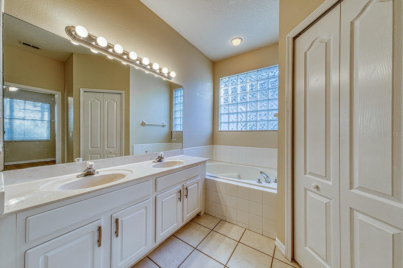 HUNTERS CREEK TR 526 PH 02 43/22 - Residential