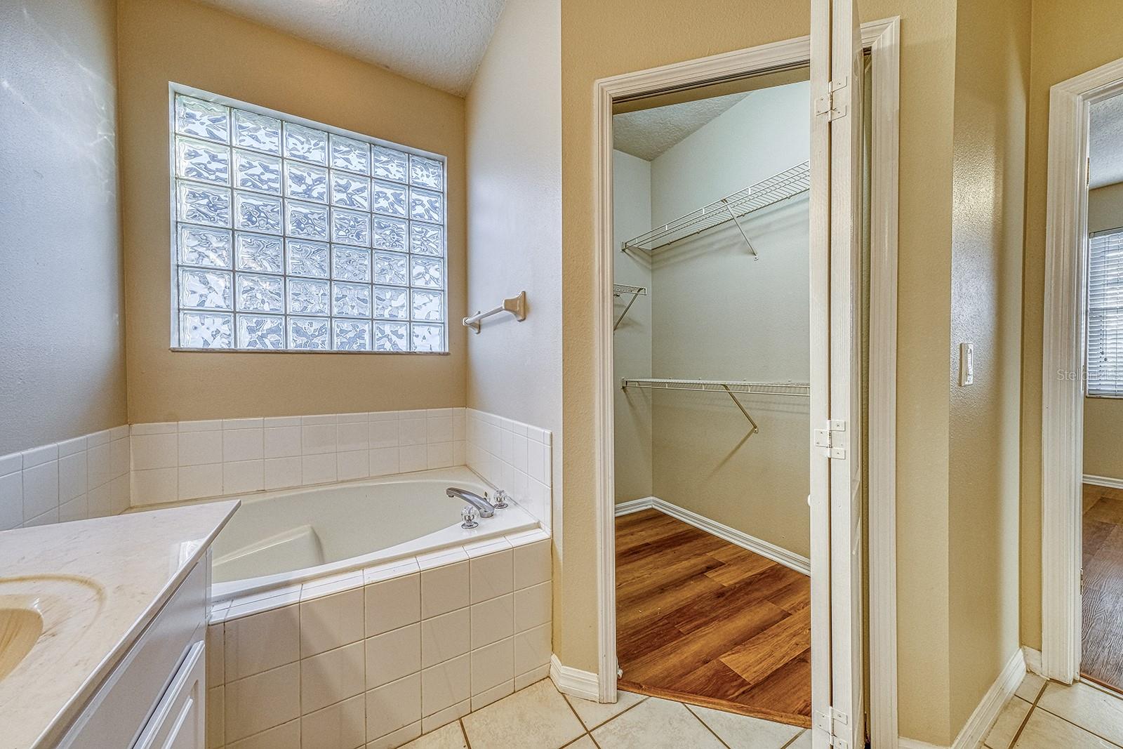 HUNTERS CREEK TR 526 PH 02 43/22 - Residential