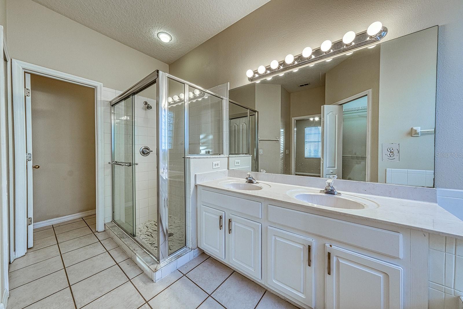 HUNTERS CREEK TR 526 PH 02 43/22 - Residential