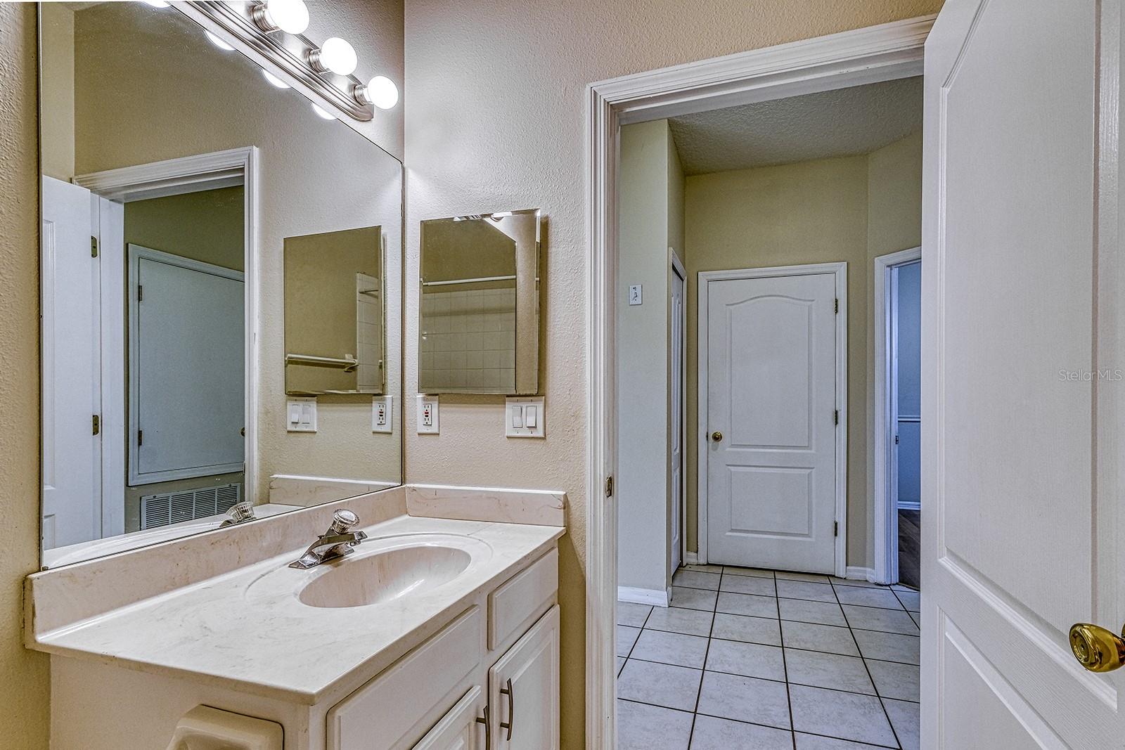 HUNTERS CREEK TR 526 PH 02 43/22 - Residential