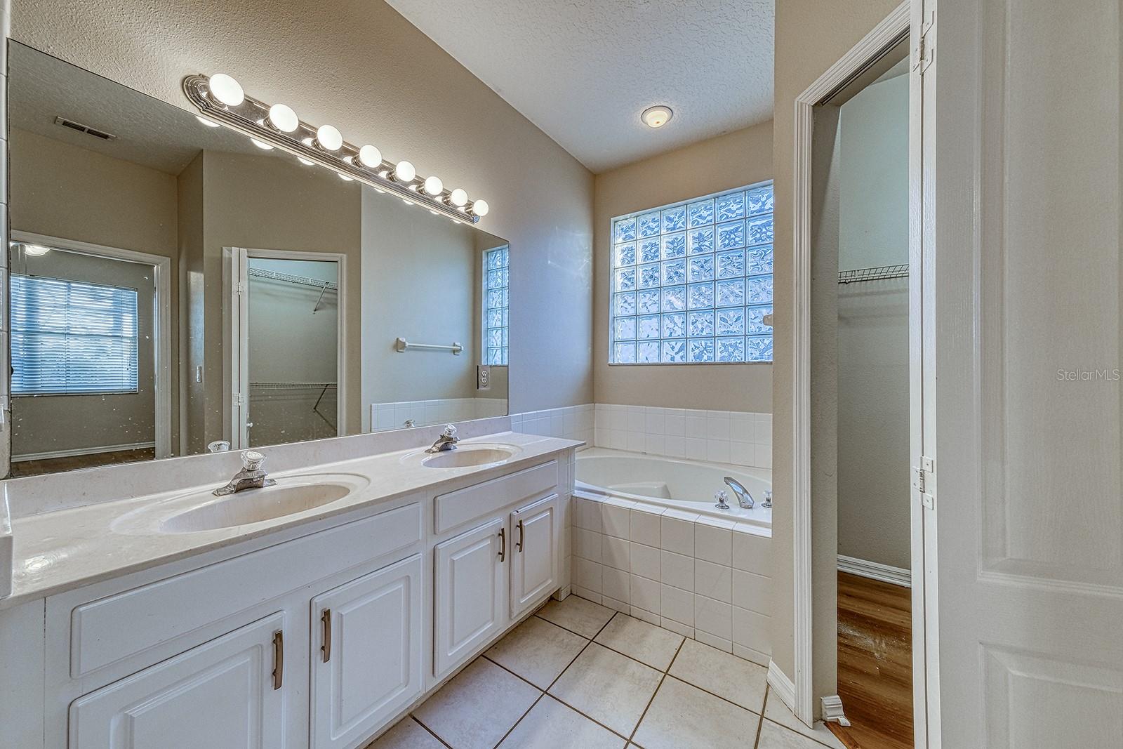 HUNTERS CREEK TR 526 PH 02 43/22 - Residential