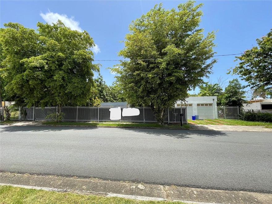 Opportunity – Remodeling Project in Calle Saúco, Santa María, San Juan, PR

Imagine your dream home coming to life. This property, located in one of the most exclusive areas of San Juan, outside of the gated access, combines a prime location with outstanding modern design potential.

? Features:

3,100 sq. ft. of construction

1,318 m² lot

Modern architectural project included

Renders and plans available for visualization

Demolition work already underway

?? Highlights:

Strategic location in Santa María, close to schools, shopping centers, restaurants, and main roads

Spacious lot with room for green areas, pool, and outdoor entertainment

Contemporary architectural design that transforms the property into a luxury residence

?? Investment Potential:
Preliminary work is already completed, and the remodeling project has been designed by professionals, saving you time and allowing you to move forward faster with construction.