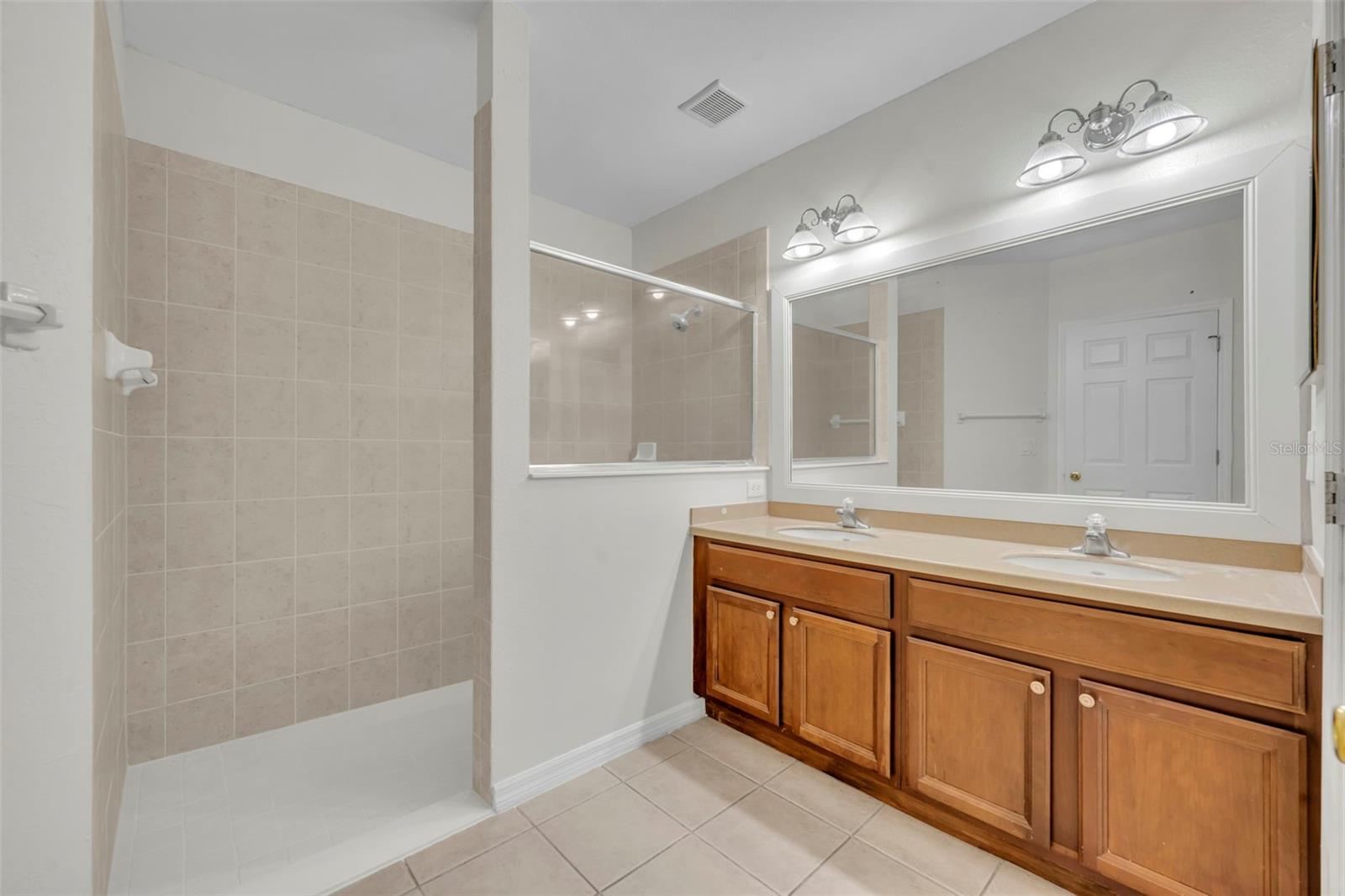 VERANDA II/LK HART - Residential Lease