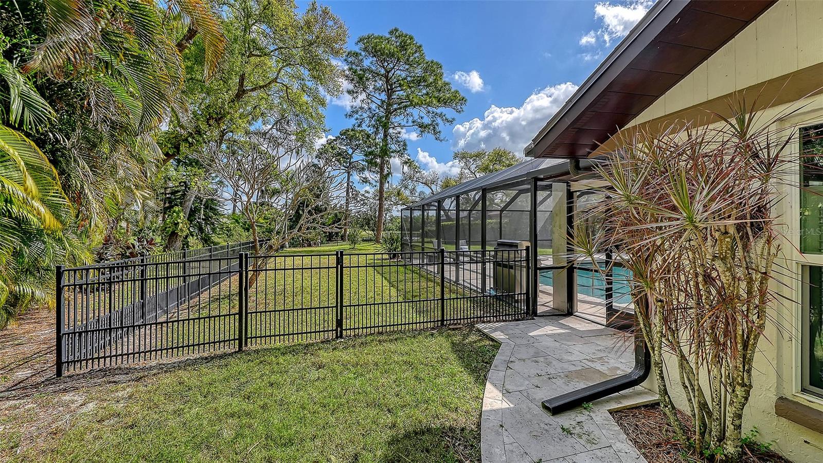 BROADMOOR PINES - Residential