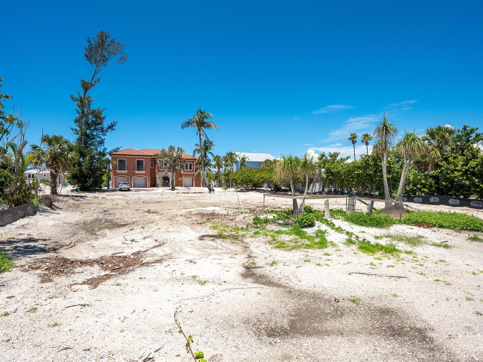 SLEEPY LAGOON - Land