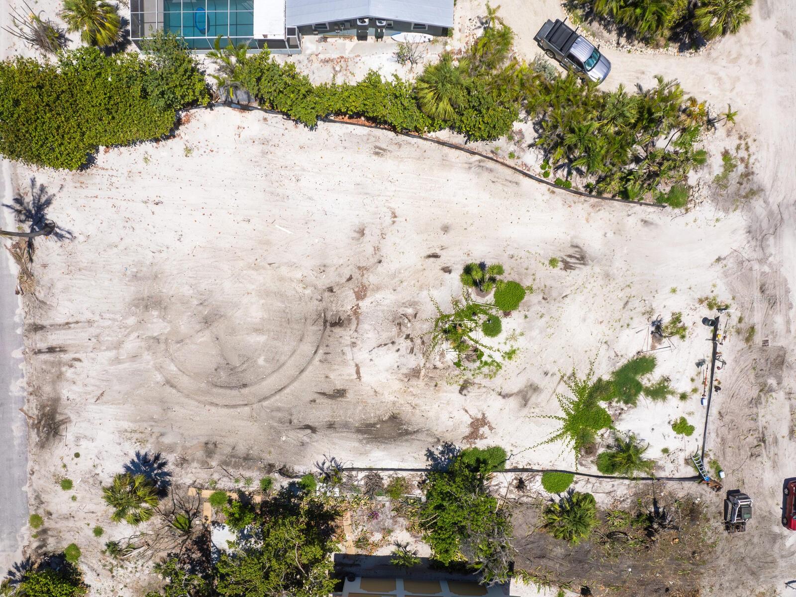 SLEEPY LAGOON - Land