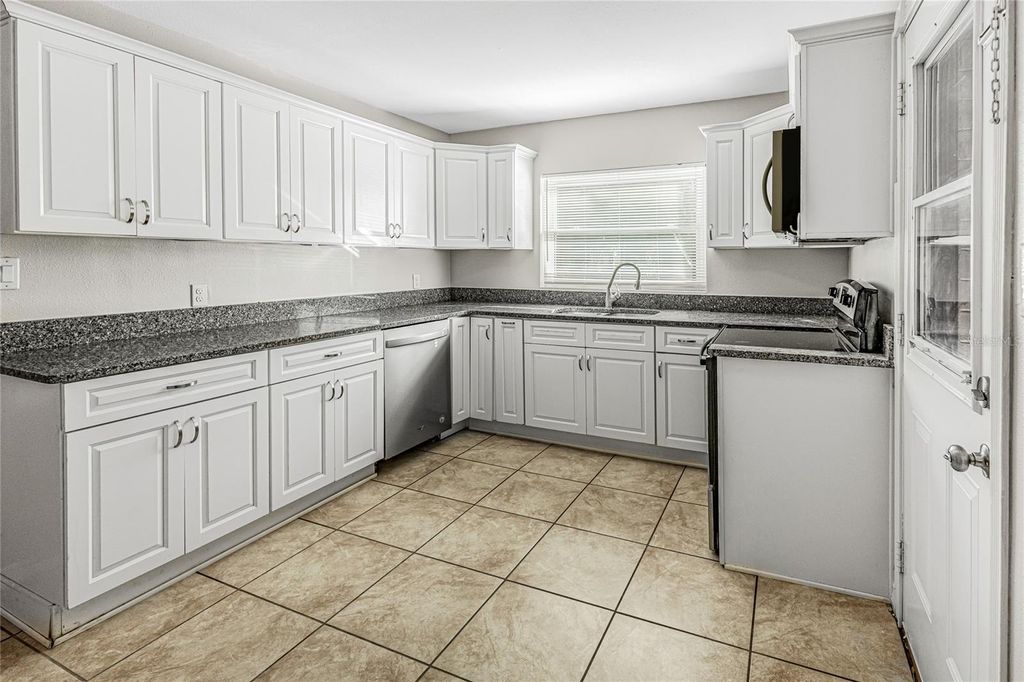 Photo of 1607 S Lakeview Avenue, Leesburg, FL 34748 (MLS # G5107167)