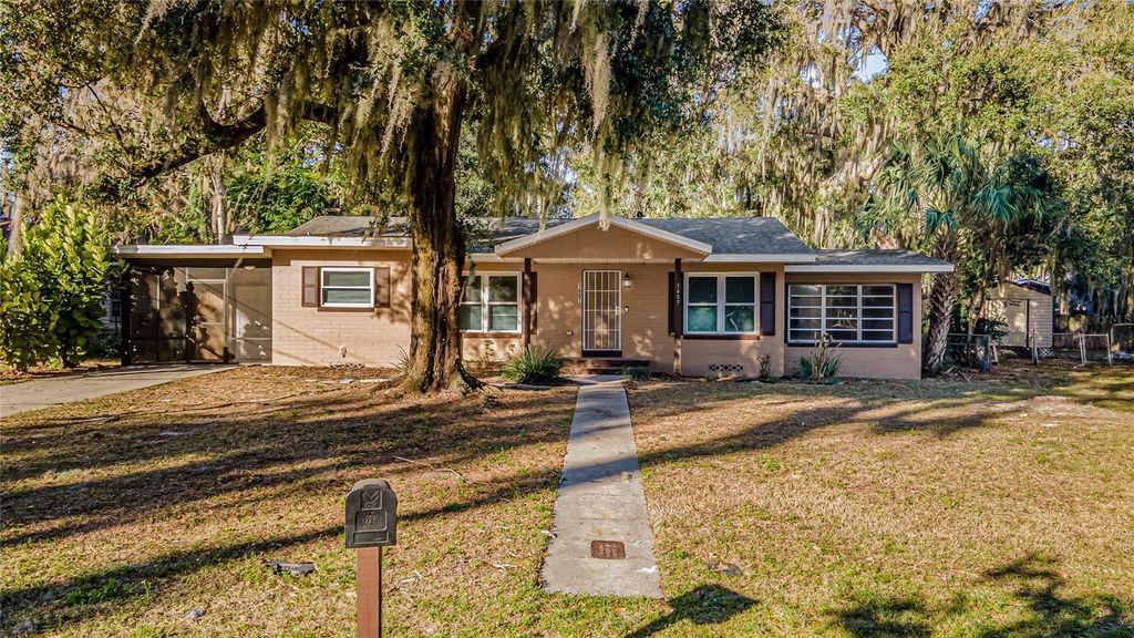 Photo of 1607 S Lakeview Avenue, Leesburg, FL 34748 (MLS # G5107167)