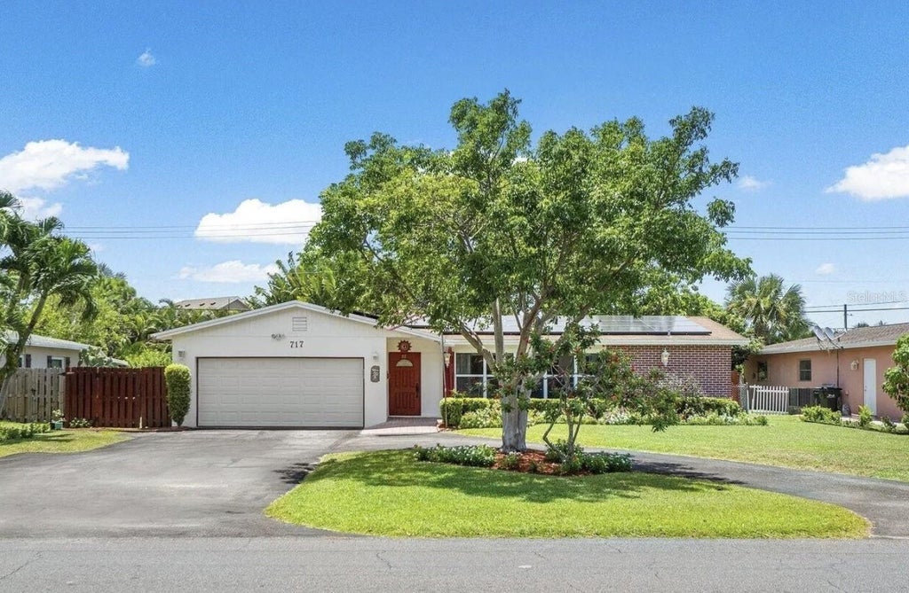 Photo of 717 Lindell Boulevard, Delray Beach, FL 33444 (MLS # G5114096)