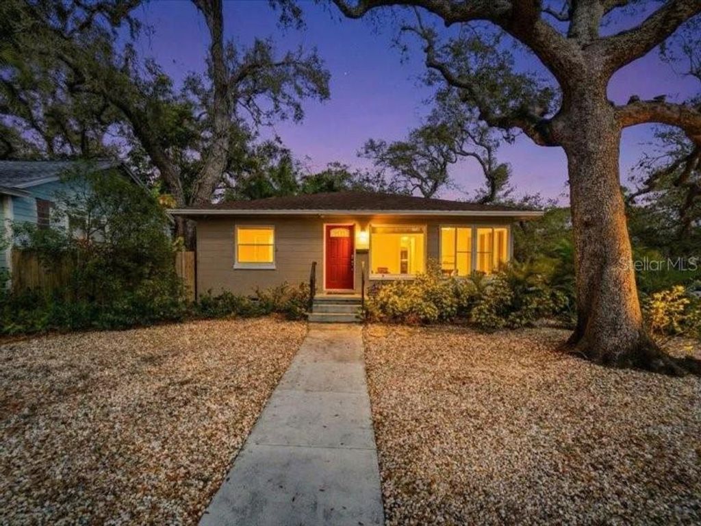 Photo of 2670 Bayside Drive S, St Petersburg, FL 33705 (MLS # TB8477821)