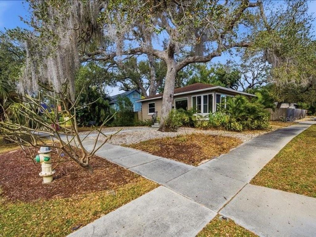 Photo of 2670 Bayside Drive S, St Petersburg, FL 33705 (MLS # TB8477821)