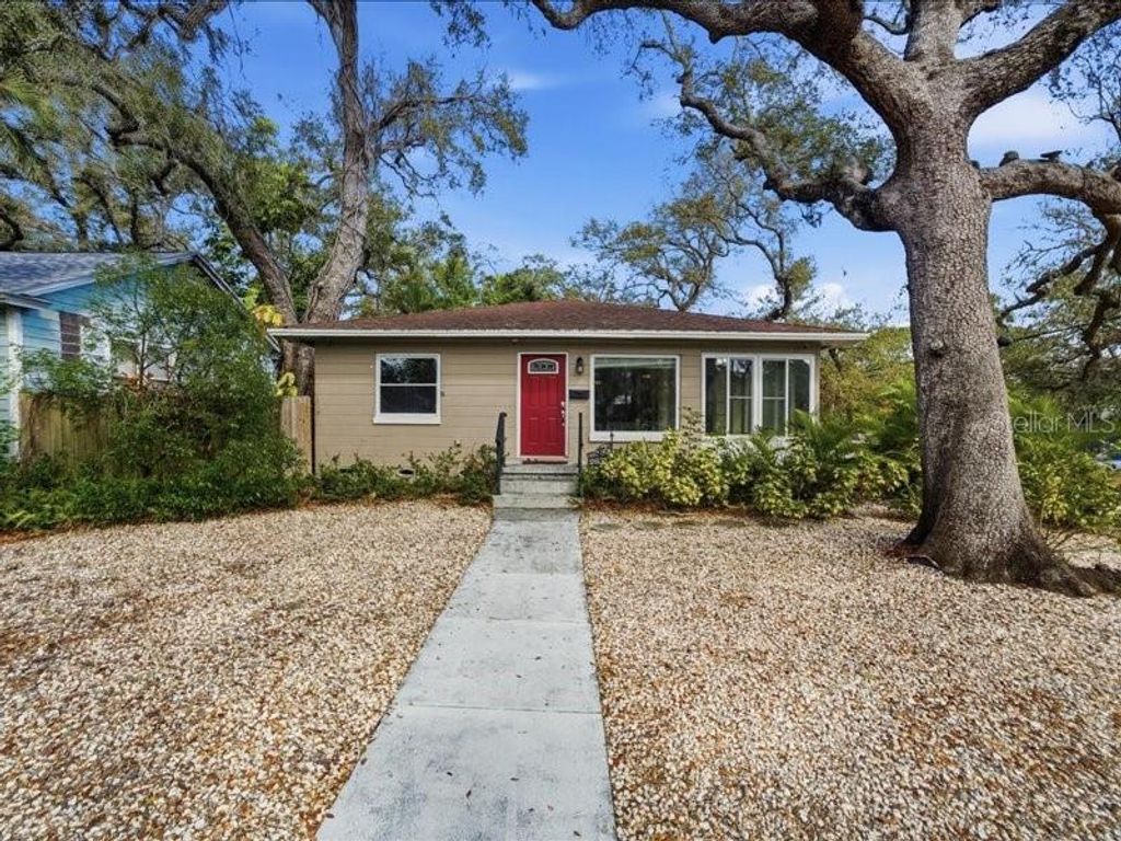 Photo of 2670 Bayside Drive S, St Petersburg, FL 33705 (MLS # TB8477821)