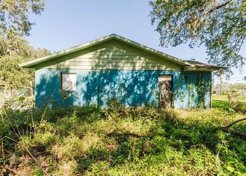 A home in LAKELAND