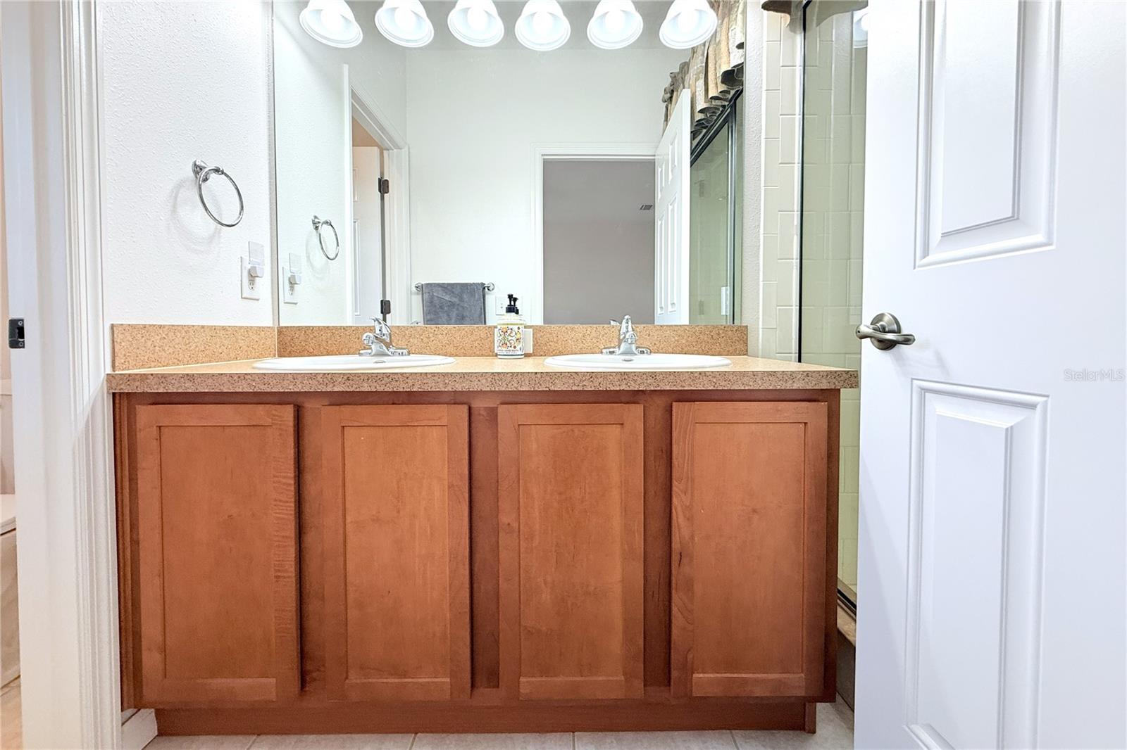 WHISPERING OAKS TWNHMS - Residential