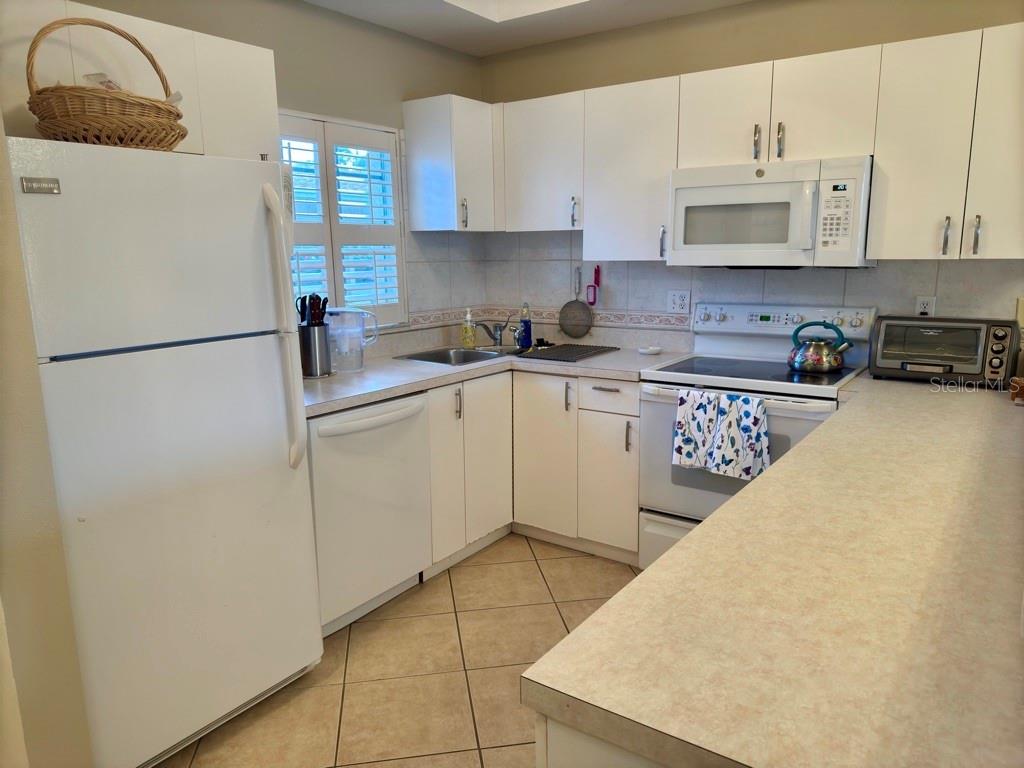 PINESTONE AT PALMER RANCH - Residential Lease