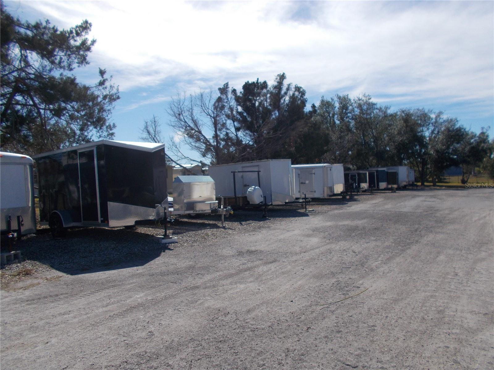 HOLIDAY PARK - Land