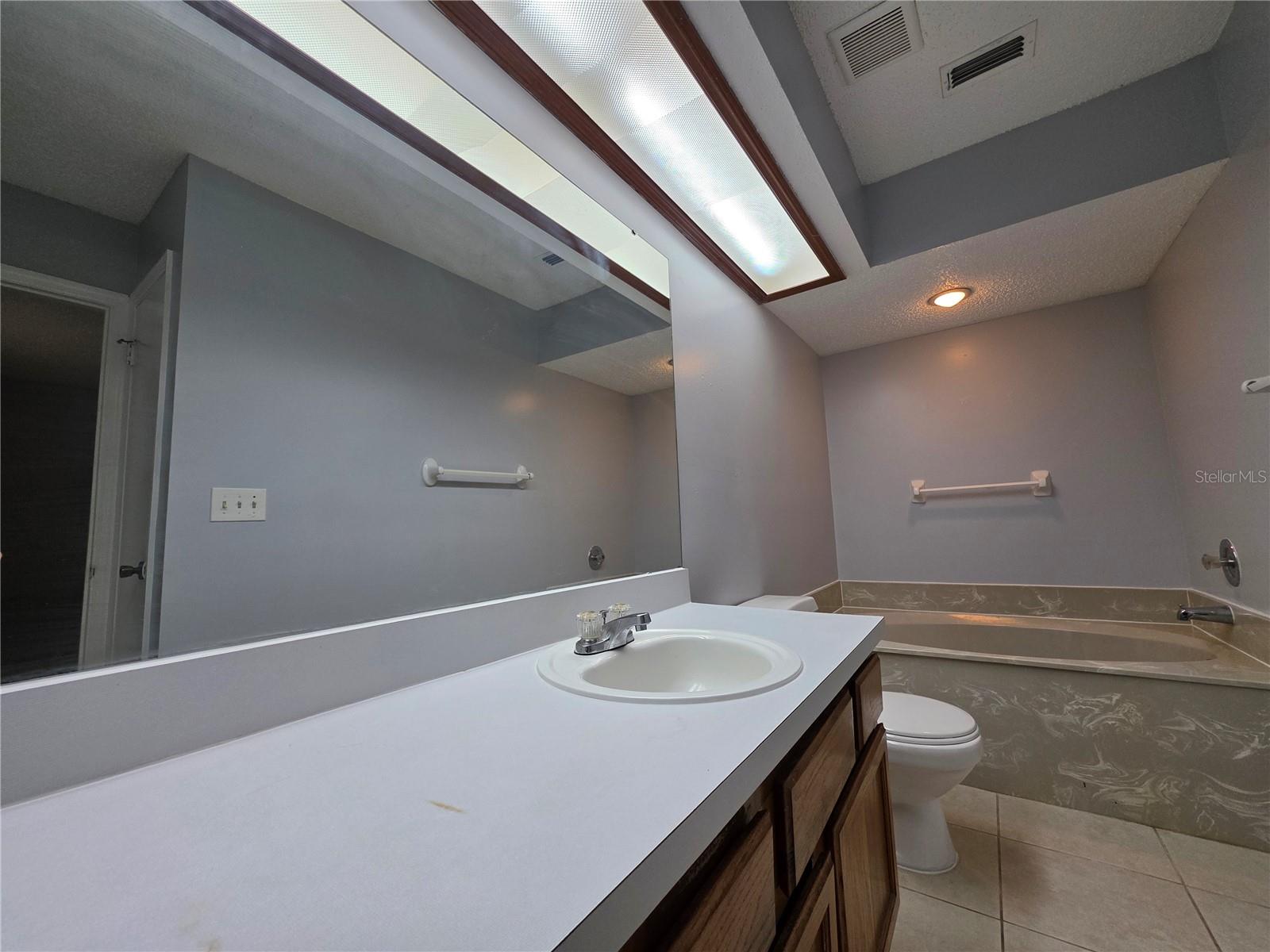 LEXINGTON SQUARE UNIT 01B - Residential Lease