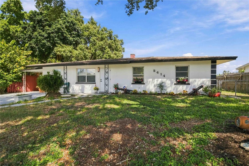 Photo of 2414 25th Avenue W, Bradenton, FL 34205 (MLS # A4705356)