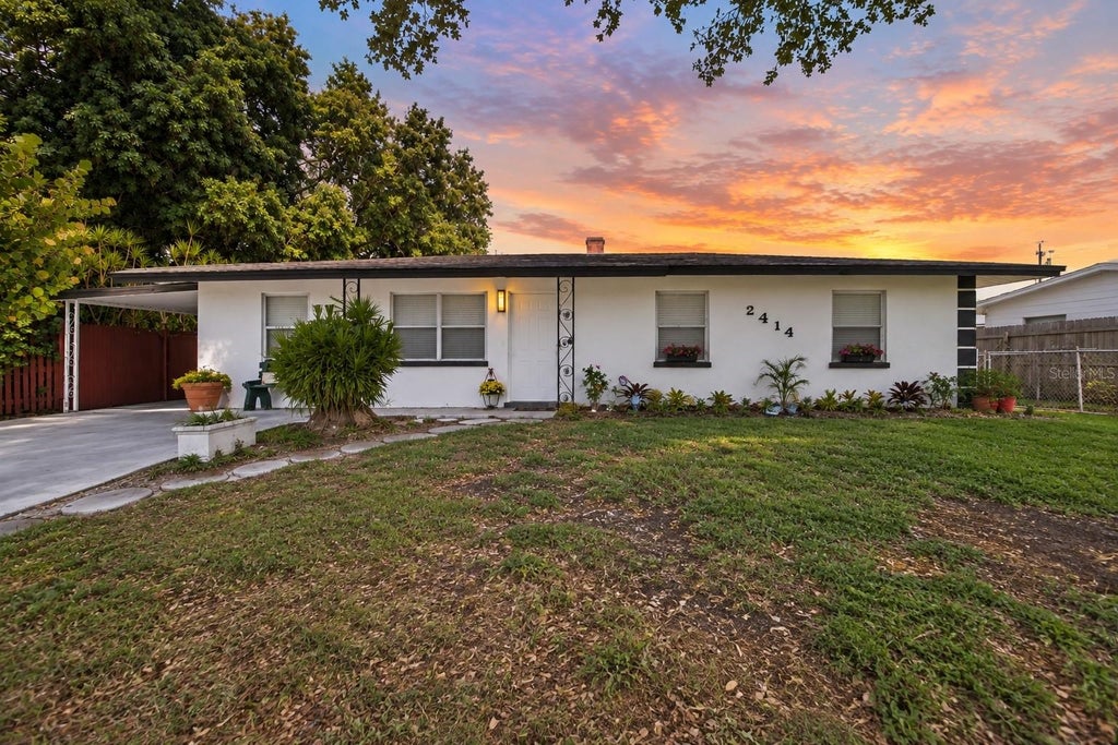 Photo of 2414 25th Avenue W, Bradenton, FL 34205 (MLS # A4705356)