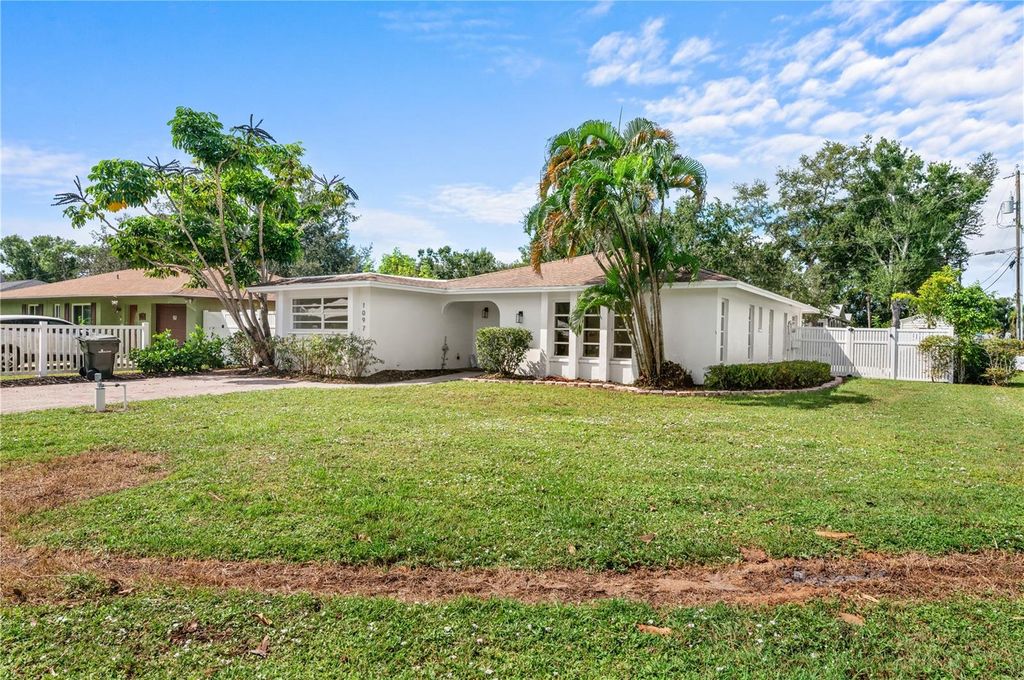 Photo of 1097 Willis Avenue, Sarasota, FL 34232 (MLS # C7516370)