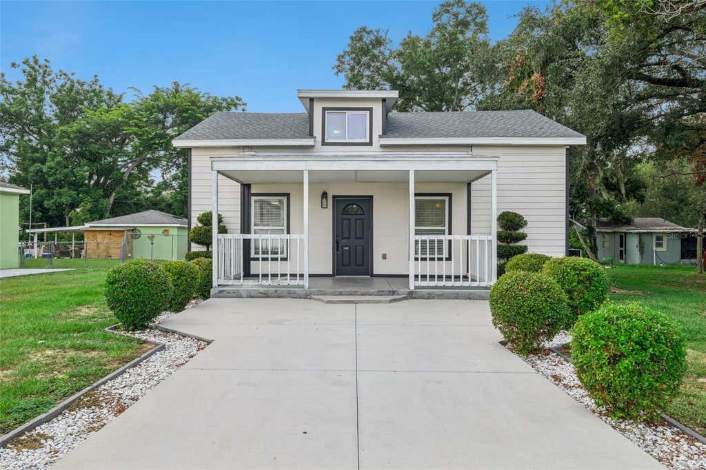 Photo of 306 S Disston Avenue, Minneola, FL 34715 (MLS # G5115651)