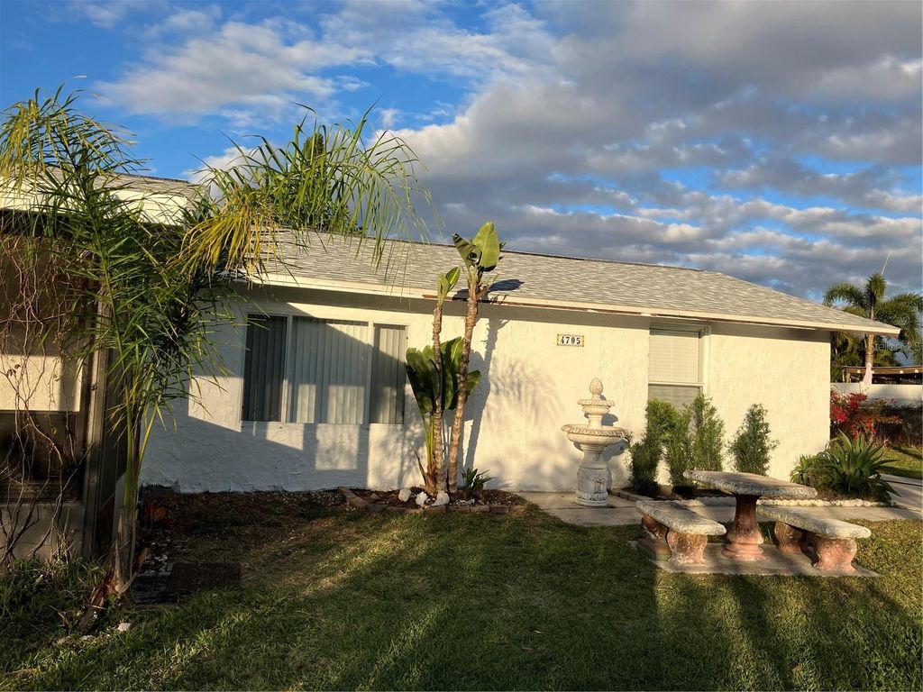 Photo of 4705 Lemon Bay Drive, Venice, FL 34293 (MLS # A4686920)