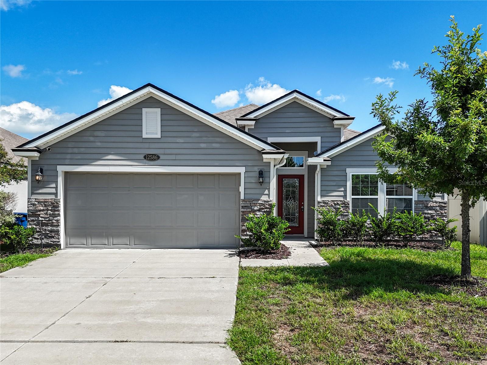 Welcome to 12586 Itani Way, a bright and spacious 4-bedroom, 2-bathroom home designed for comfortable Florida living in a desirable Jacksonville location. This well-maintained, single-story home offers a modern, open-concept layout with vaulted ceilings in the kitchen, perfect for everyday living and entertaining. The upgraded kitchen features granite countertops, a large island with a breakfast bar, stainless steel appliances, a farmhouse sink, and a generous walk-in pantry. Tile flooring flows through the main living areas and bathrooms, while the bedrooms provides cozy carpet underfoot. Natural light pours in through the many windows, creating a warm and inviting atmosphere throughout.
The dining area is conveniently located just off the kitchen, making mealtime gatherings effortless. The spacious living room features sliding glass doors that lead to the backyard with a small concrete slab patio, ideal for enjoying your morning coffee or relaxing in the Florida sunshine. The primary suite is a true retreat with a tray ceiling, a large walk-in closet, and an ensuite bathroom offering dual sinks, a separate soaking tub, and a walk-in shower for added convenience. Additional storage and linen closets throughout the home ensure everything has its place, providing the organized living space today’s buyers desire.
Located in the growing Pumpkin Hill/Oceanway area, this home offers quick access to nearby shopping, dining, and entertainment, with an easy commute to downtown Jacksonville, the Beaches, and JAX Airport. Don’t miss your chance to own this beautiful, modern home with a spacious layout, upgraded finishes, and a prime location in Jacksonville!