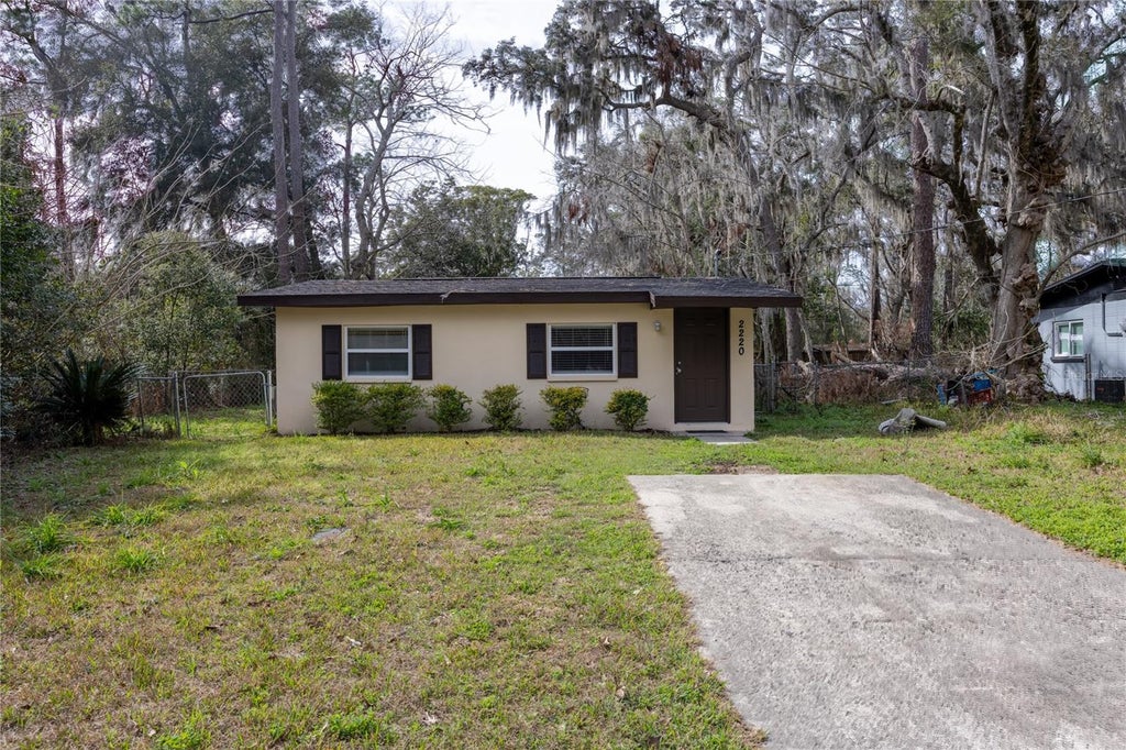 Photo of 2220 SE 46th Terrace, Gainesville, FL 32641 (MLS # GC542571)