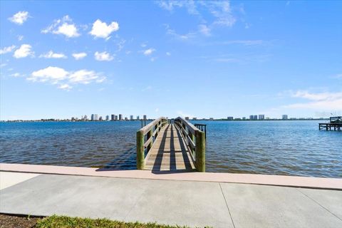 A home in SOUTH DAYTONA