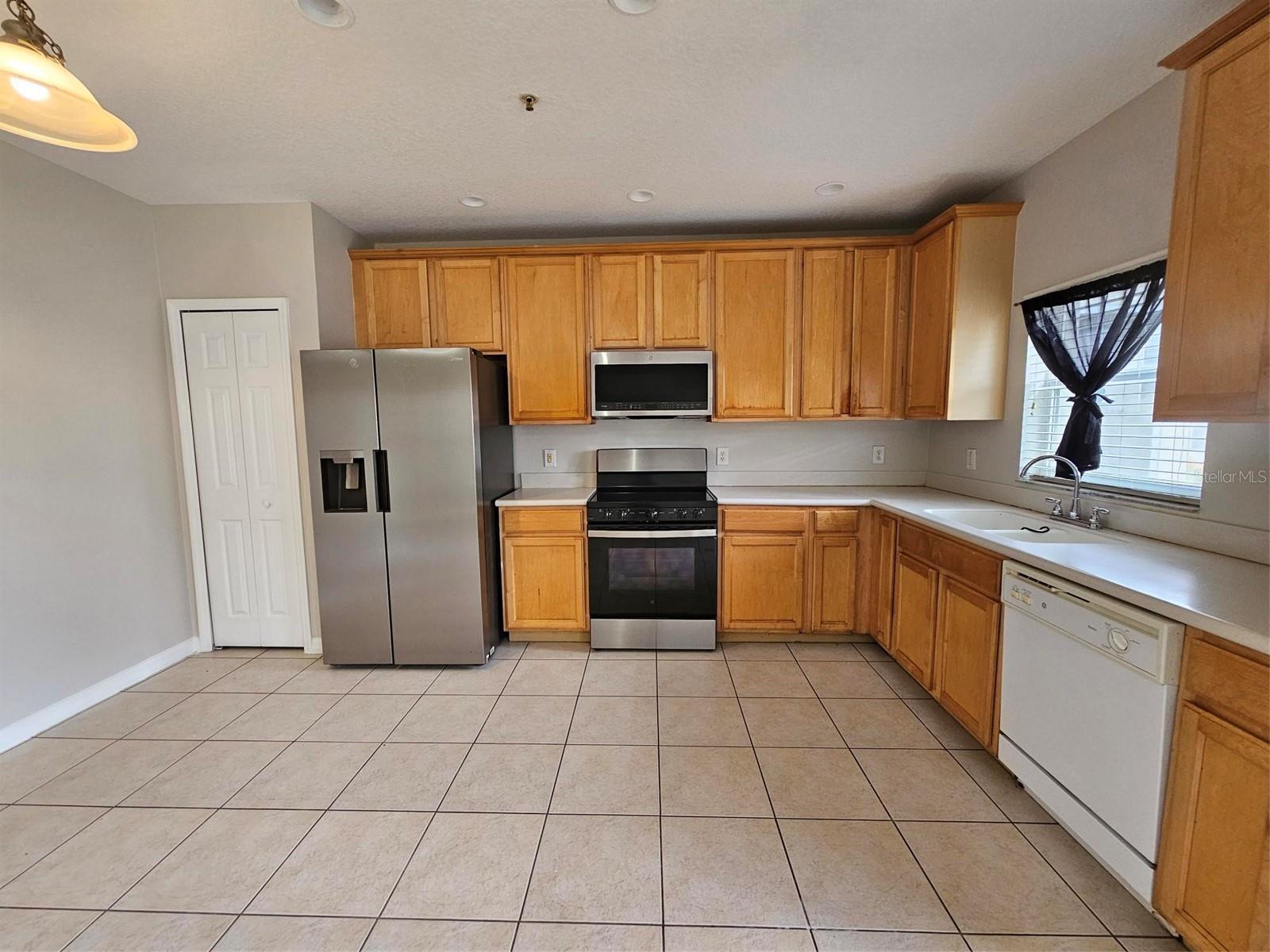 CYPRESS LAKES TWNHMS PH 2 UNIT 2 - Residential Lease