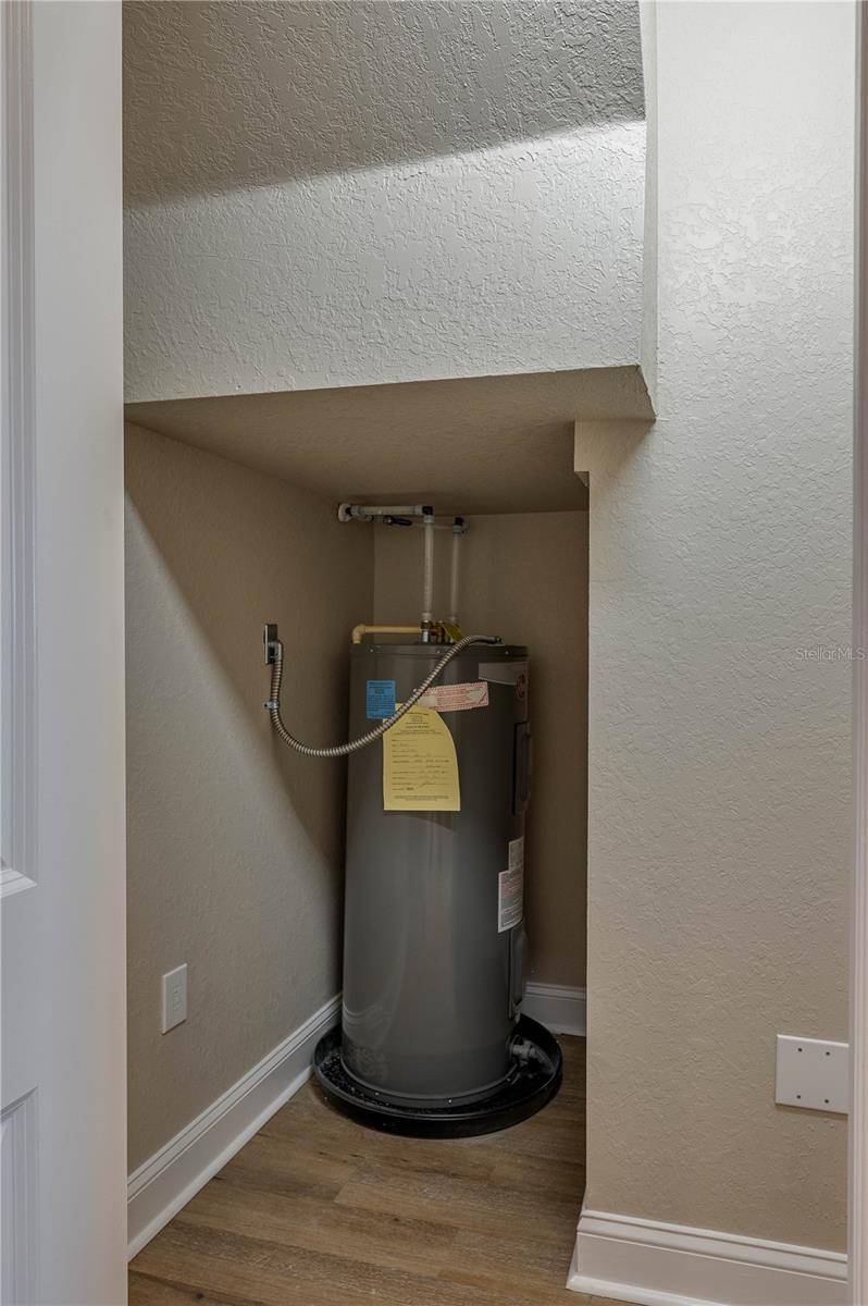 OAKS AT LAKE PARKER - Residential Lease