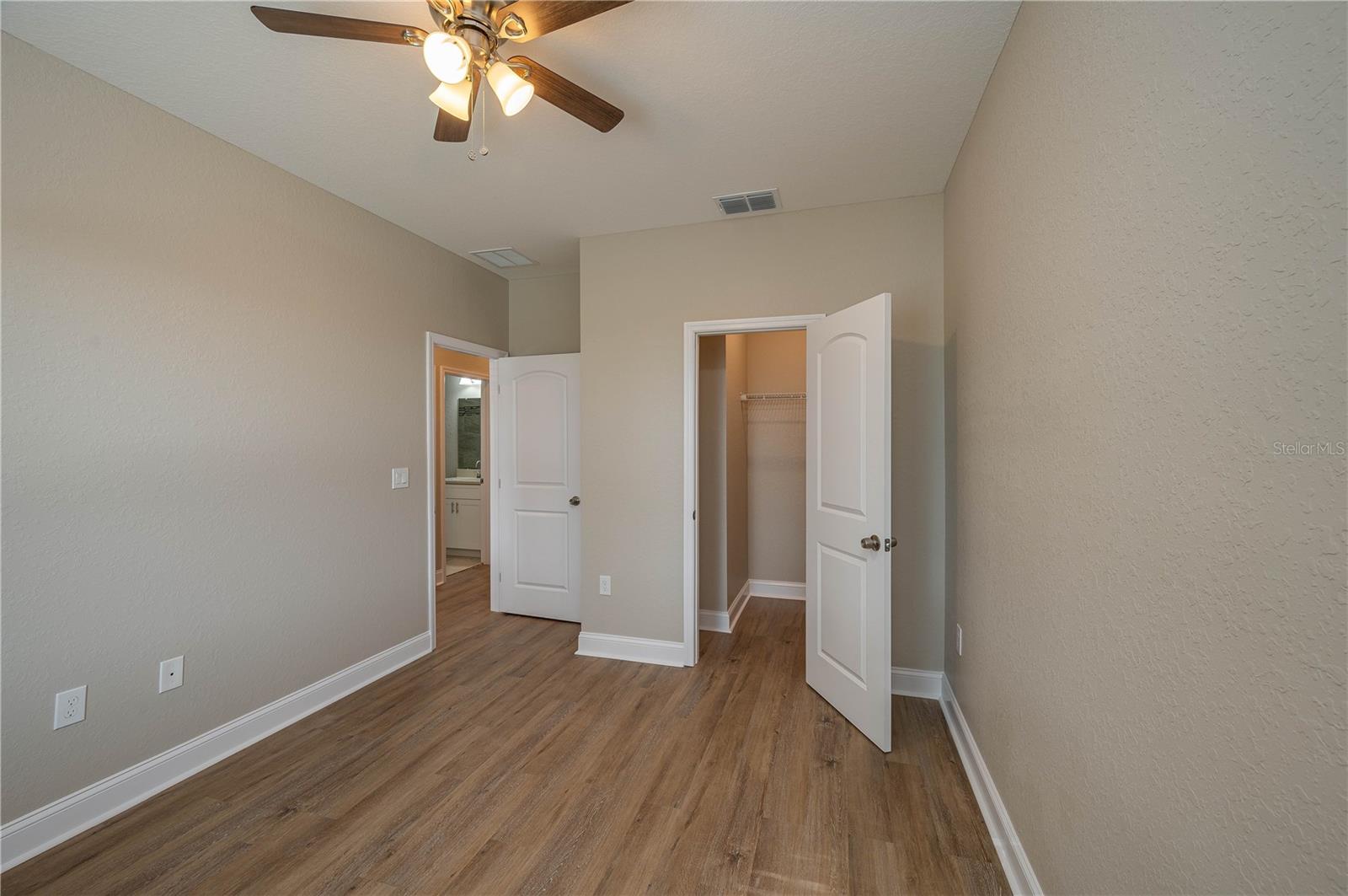 OAKS AT LAKE PARKER - Residential Lease