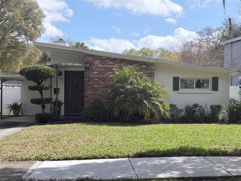 Photo of 836 Mayfair Circle, Orlando, FL 32803 (MLS # O6387955)