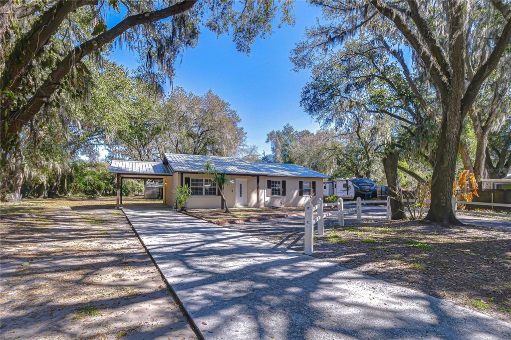 Photo of 2002 E Willow Dr, Plant City, FL 33566 (MLS # TB8470735)